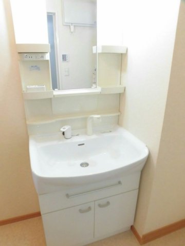 洗面設備　ゆったりとスペースのある洗面所