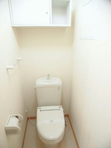 トイレ　落ち着いた色調のトイレです