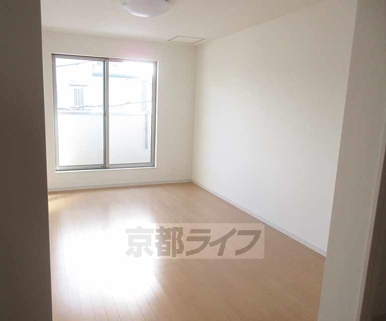 居室・リビング　日差しが入り部屋が明るいです。