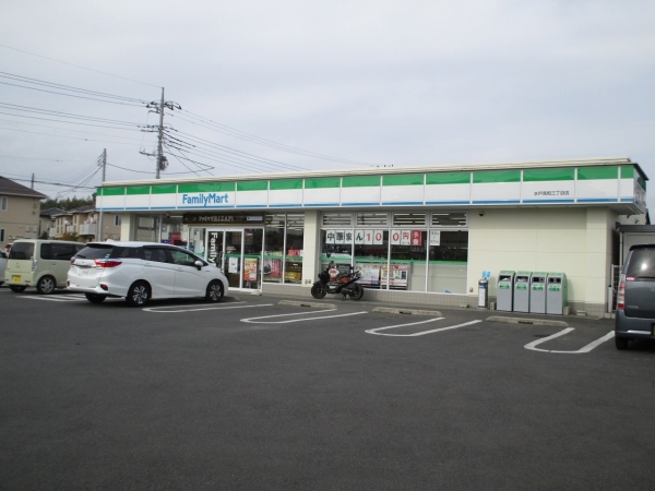 コンビニ　ファミリーマート水戸見和三丁目店（コンビニ）まで215m