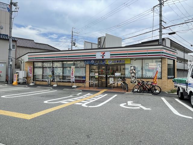 コンビニ　セブンイレブン八尾萱振町3丁目店（コンビニ）まで444m