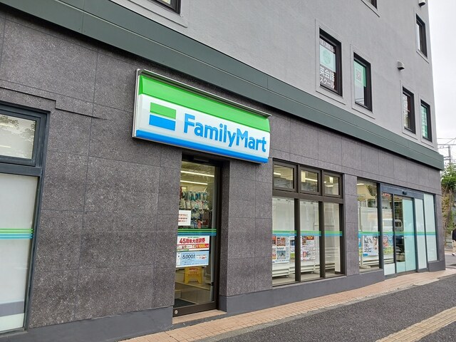 コンビニ　ファミリーマート（コンビニ）まで689m