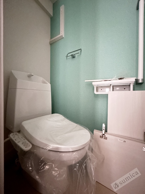 トイレ　人気アイテムの温水洗浄便座。清潔感のあるトイレです。