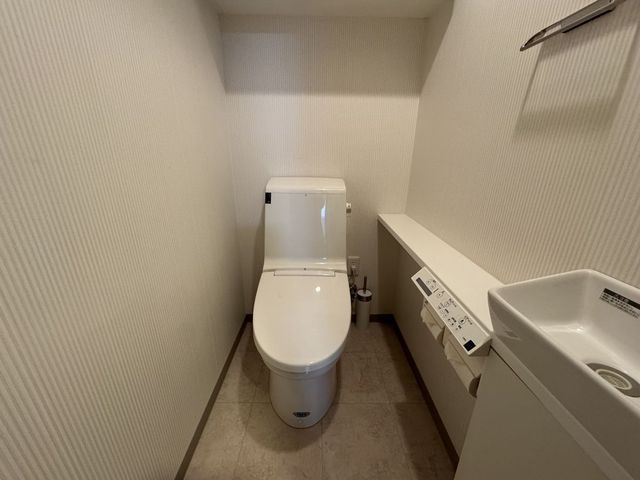 トイレ　温水洗浄暖房便座