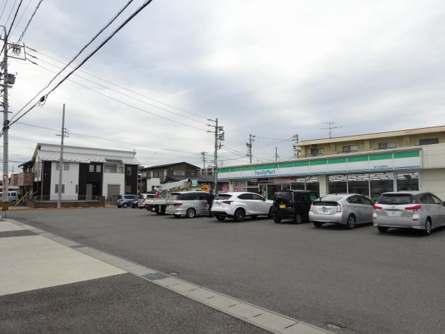 コンビニ　ファミリーマート（コンビニ）まで560m