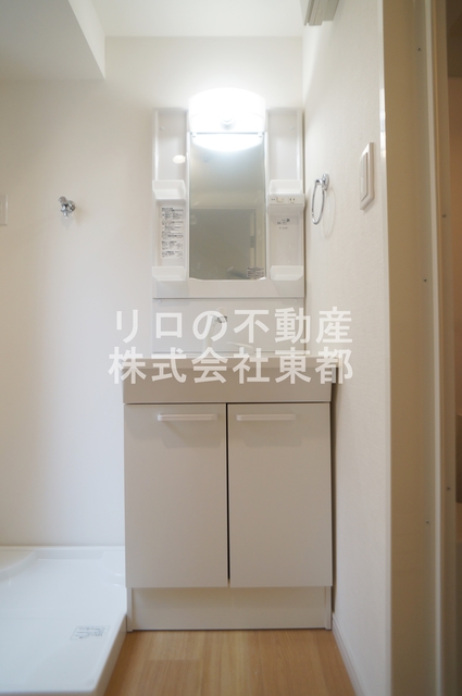 洗面設備　朝の忙しい時間帯にとても便利！収納豊富な独立洗面台設置済み♪