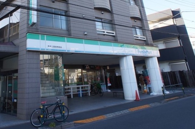 コンビニ　ファミリーマート秀栄三鷹杏林前店（コンビニ）まで32m