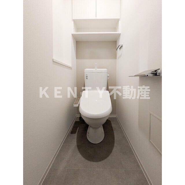 トイレ　落ち着いた色調のトイレです