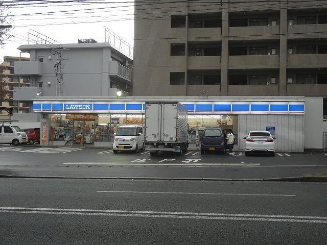 コンビニ　ローソン／八幡鷹の巣店（コンビニ）まで180m