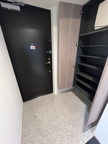 玄関　※写真は同じマンションの違う部屋のものになります。