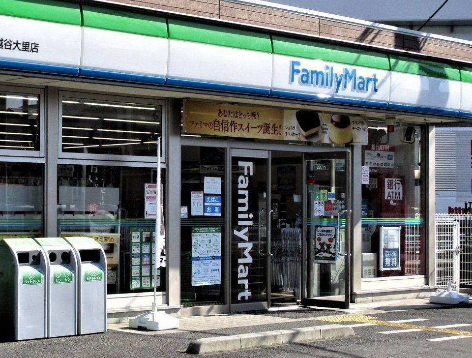 コンビニ　ファミリーマート越谷大里店（コンビニ）まで770m