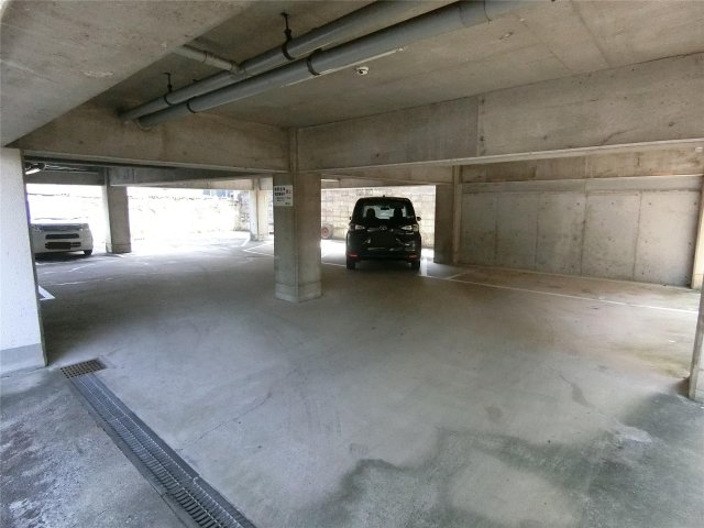 駐車場　駐車場は地下にあるので雨の日も安心♪