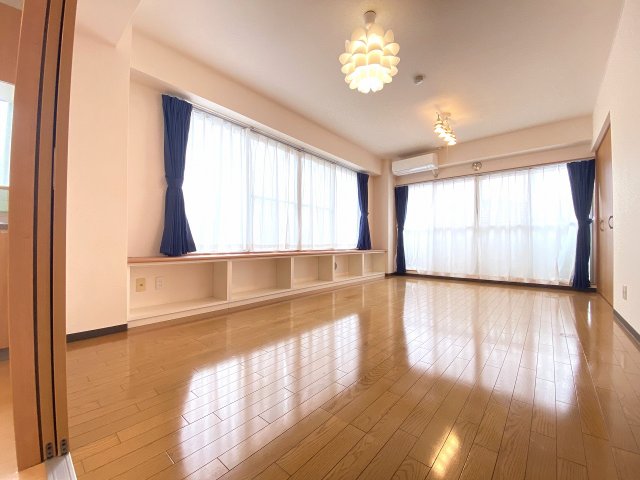 居室・リビング　2面採光で明るい洋室は広々１２帖♪