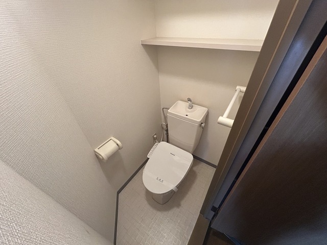 トイレ　別号室の写真です。
