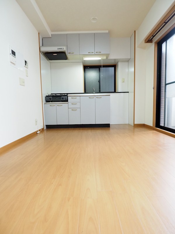 居室・リビング　システムキッチンコンロ付き★明るいお部屋です。
