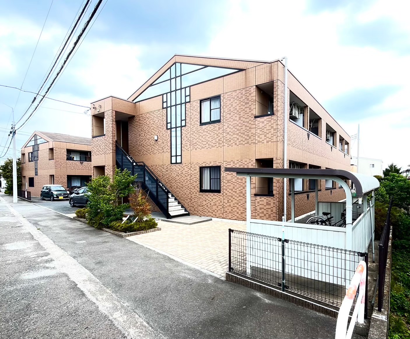建物外観　ブラウン系で統一されたシンプルな外観