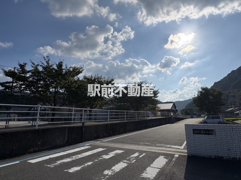 小学校　小中一貫校富士校小学部（小学校）まで300m