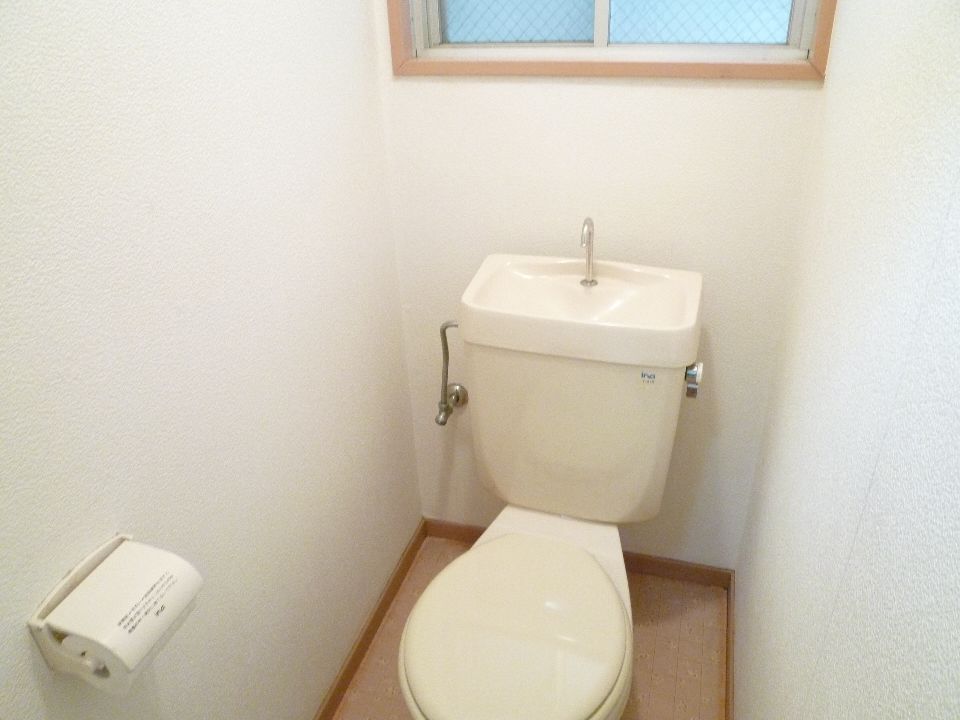 トイレ　トイレにも窓があり換気が出来ますよ