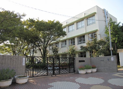 小学校　尼崎市立成文小学校（小学校）まで677m