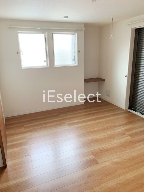 居室・リビング　2面採光の明るいお部屋です。