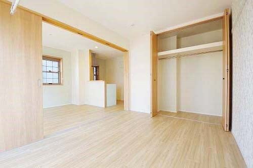 その他部屋・スペース　駐車場入口