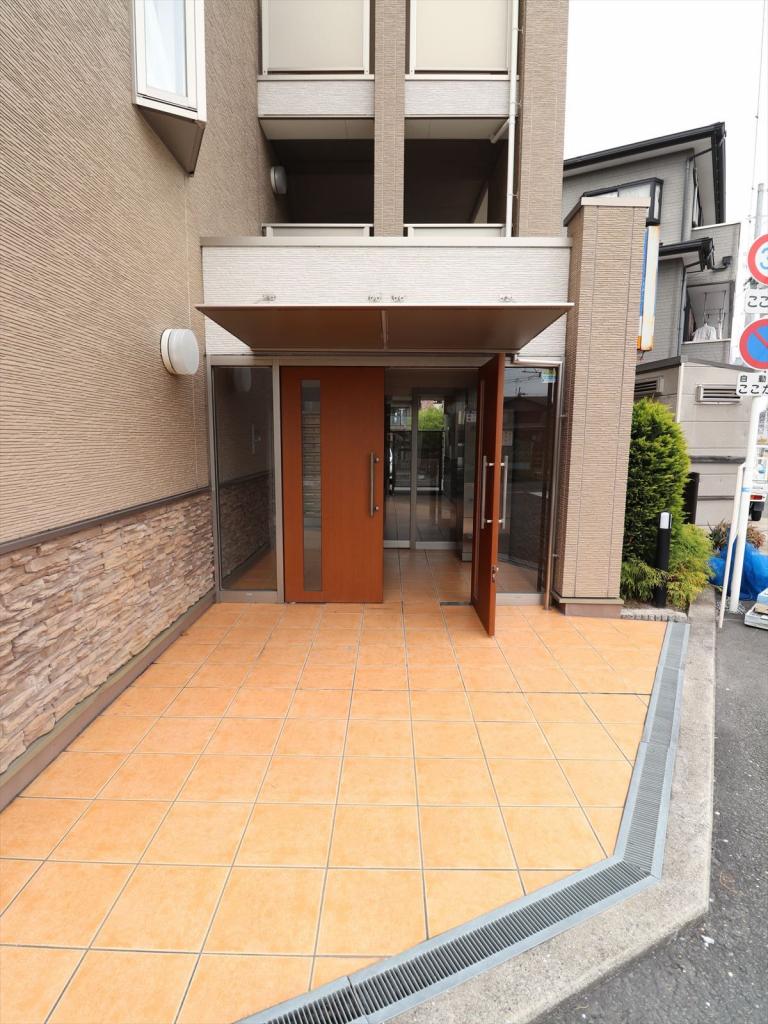 エントランス　オートロック付きで安心です