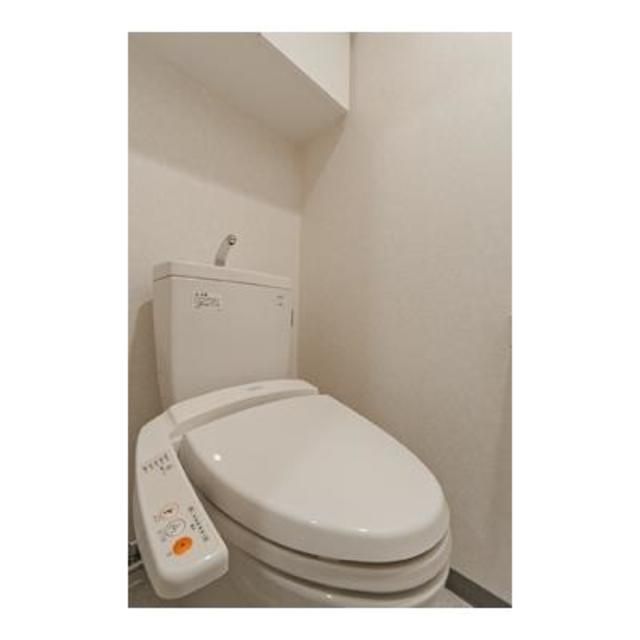 トイレ　落ち着いた色調のトイレです