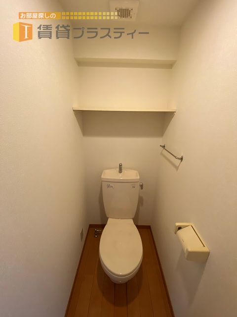トイレ　収納棚も設置済みのトイレです。