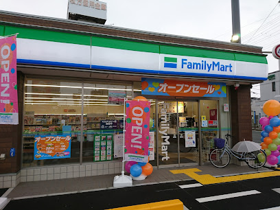 コンビニ　ファミリーマート 下馬伏町店（コンビニ）まで709m