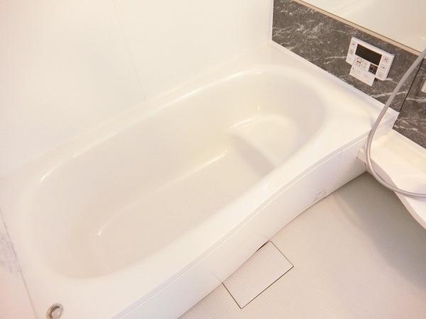 バス・シャワールーム　浴室乾燥機、追焚機能付の広々バスルーム！