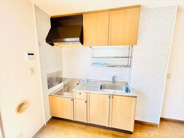 キッチン　同一建物内１０２号室内装写真転載