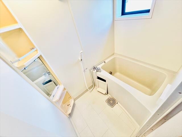 バス・シャワールーム　同一建物内１０２号室内装写真転載