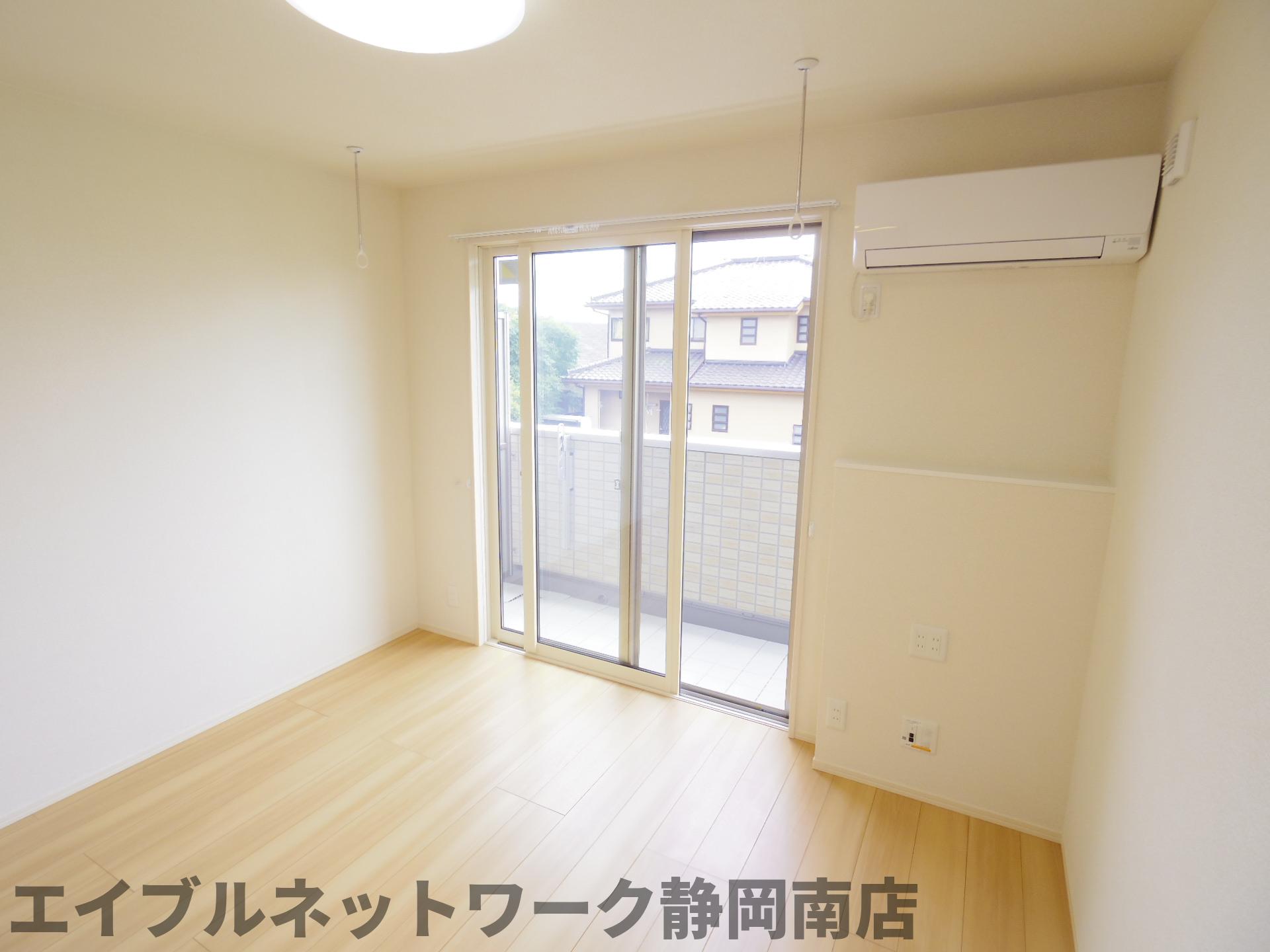 その他　こちらの居間で趣味の時間をお楽しみください