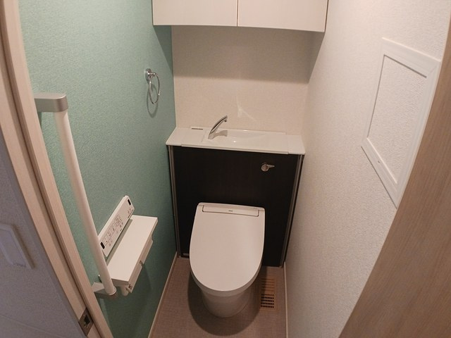 トイレ　現在建設中の為、同じ施工会社の内装写真を添付しております（イ