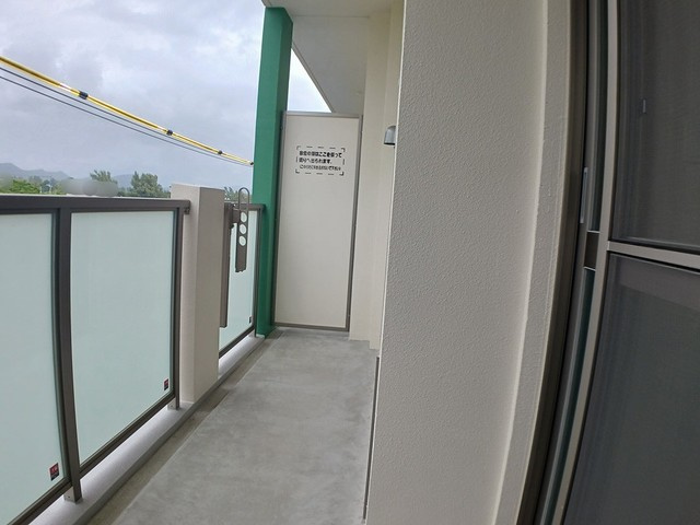 バルコニー　現在建設中の為、同じ施工会社の内装写真を添付しております（イ
