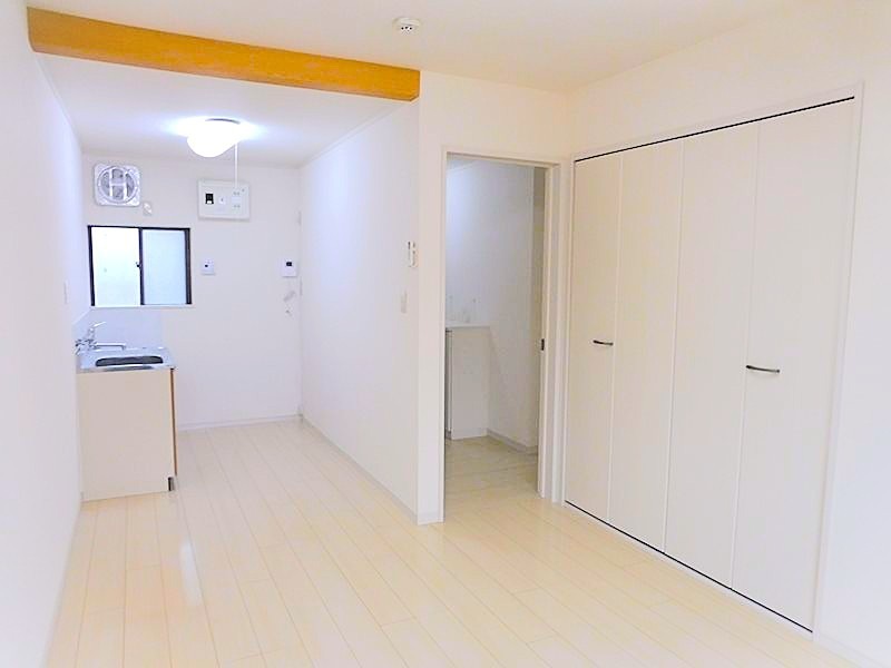 居室・リビング　床・建具はホワイトで統一された明るいお部屋です。