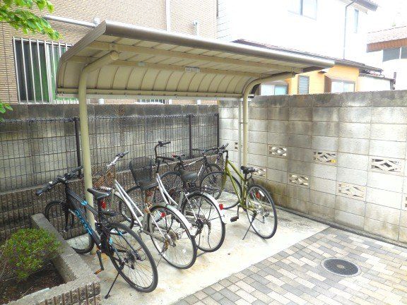 その他共有部分　屋根付き駐輪場なので雨の日も安心です。