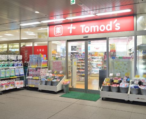 ドラックストア　トモズ白金プラザ店（ドラッグストア）まで606m
