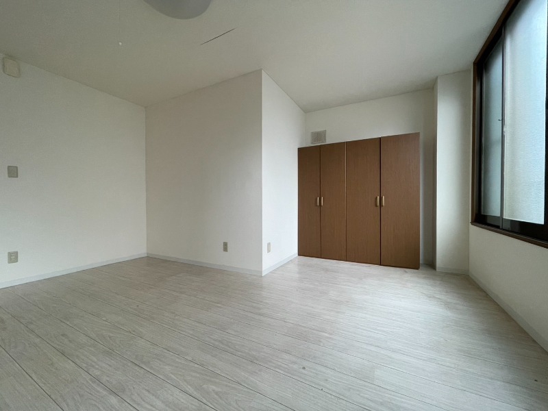 その他部屋・スペース　こちらのお部屋は光が差し込む、温かみのあるお部屋です。