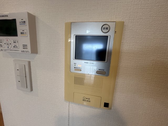 セキュリティ　モニター付きインターホンで、来訪者を確認できます。