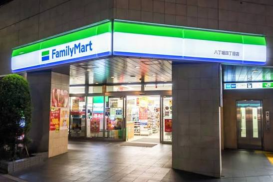 コンビニ　ファミリーマート八丁堀四丁目店（コンビニ）まで306m