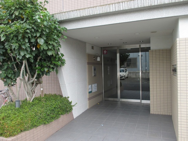 エントランス　緑の植栽が映えるエントランスです