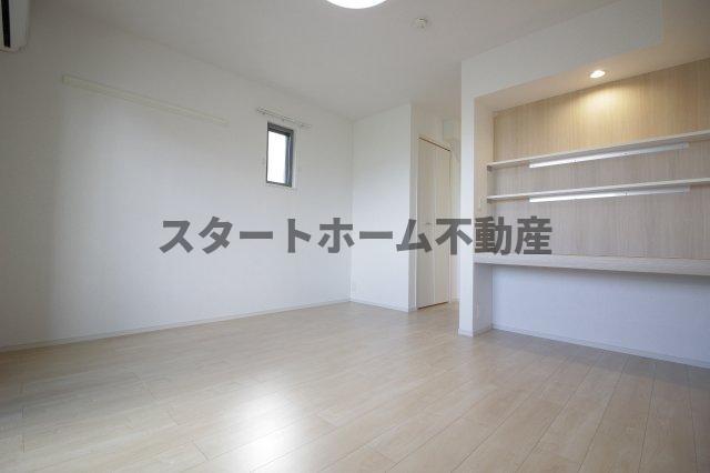 その他部屋・スペース　落ち着いた色調の寝室です