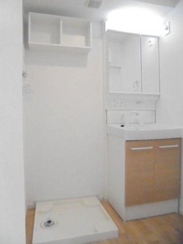 洗面設備　独立洗面台、小物を置くことができて便利です