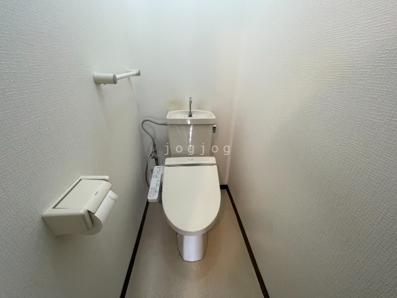 トイレ　嬉しい温水洗浄便座付きのトイレです。