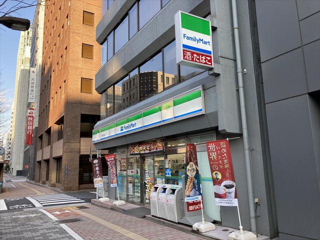 コンビニ　ファミリーマート宝町駅前店（コンビニ）まで320m
