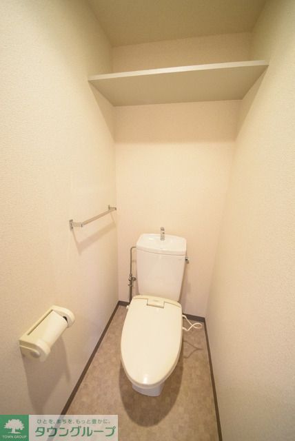 トイレ　洋式タイプのトイレは廊下にあります