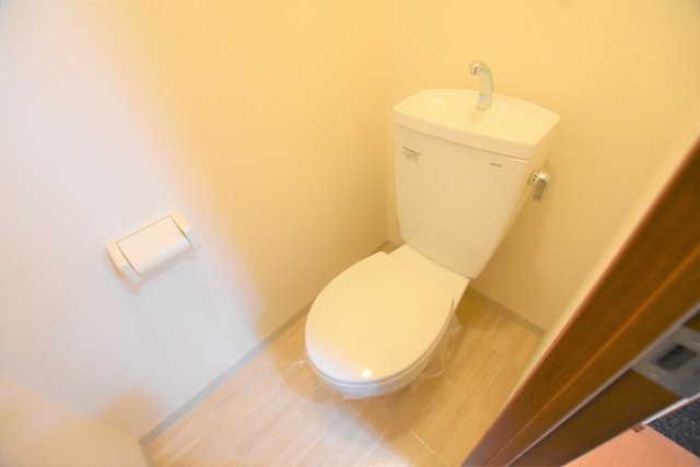 アンプルールフェール六反のトイレ写真