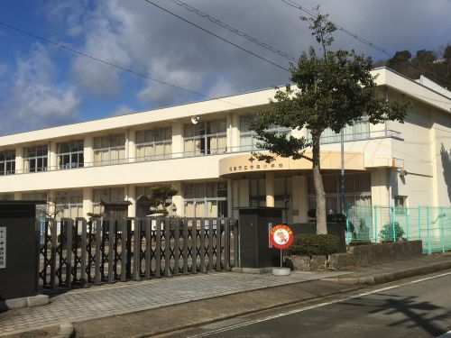 小学校　丹波市立中央小学校（小学校）まで691m