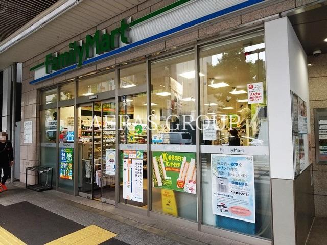 コンビニ　ファミリーマート 中野駅南口本通り店（コンビニ）まで67m